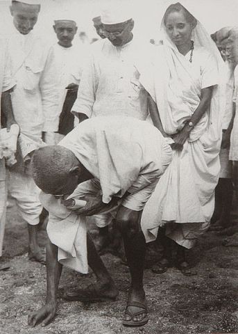 Gandhi al final de la Marcha de la Sal, 5 abril 1930