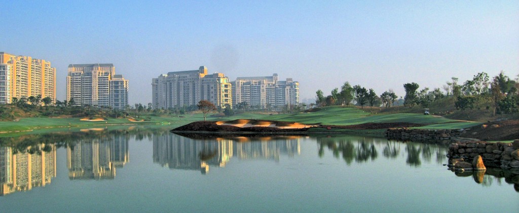 Centro mundial de golf - The DLF Golf & country club .This is a 7213 yard ,Par 72 championship golf course . The new Gary Player 9 hole layout forms the back nine of this layout