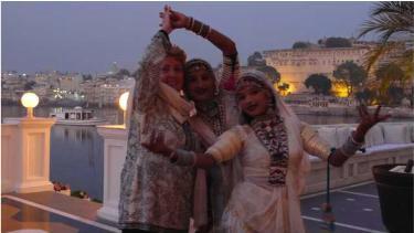 Bel&eacute;n Garc&iacute;a y su madre en Udaipur