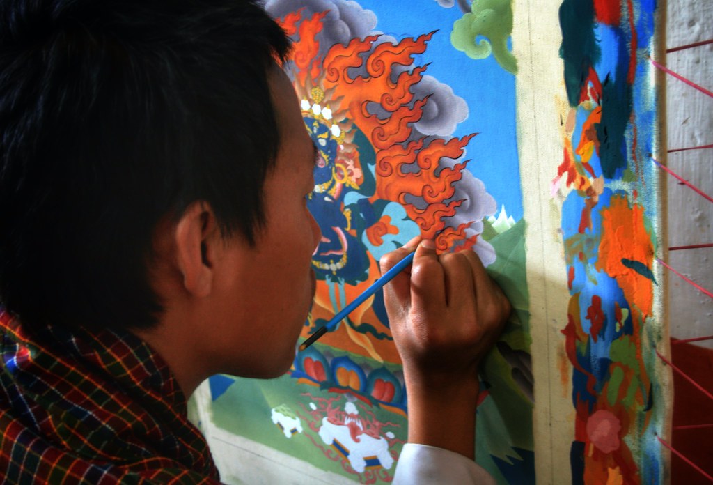 Artesano realizando una pintura butanesa