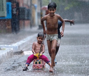 Niños jugando en el Monzón