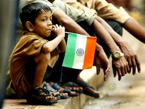 Niño observando las celebraciones del Día de la Independencia india.