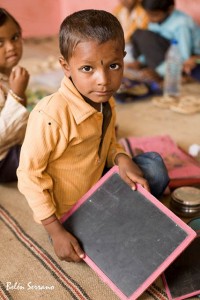 Alumno en escuela local de la India