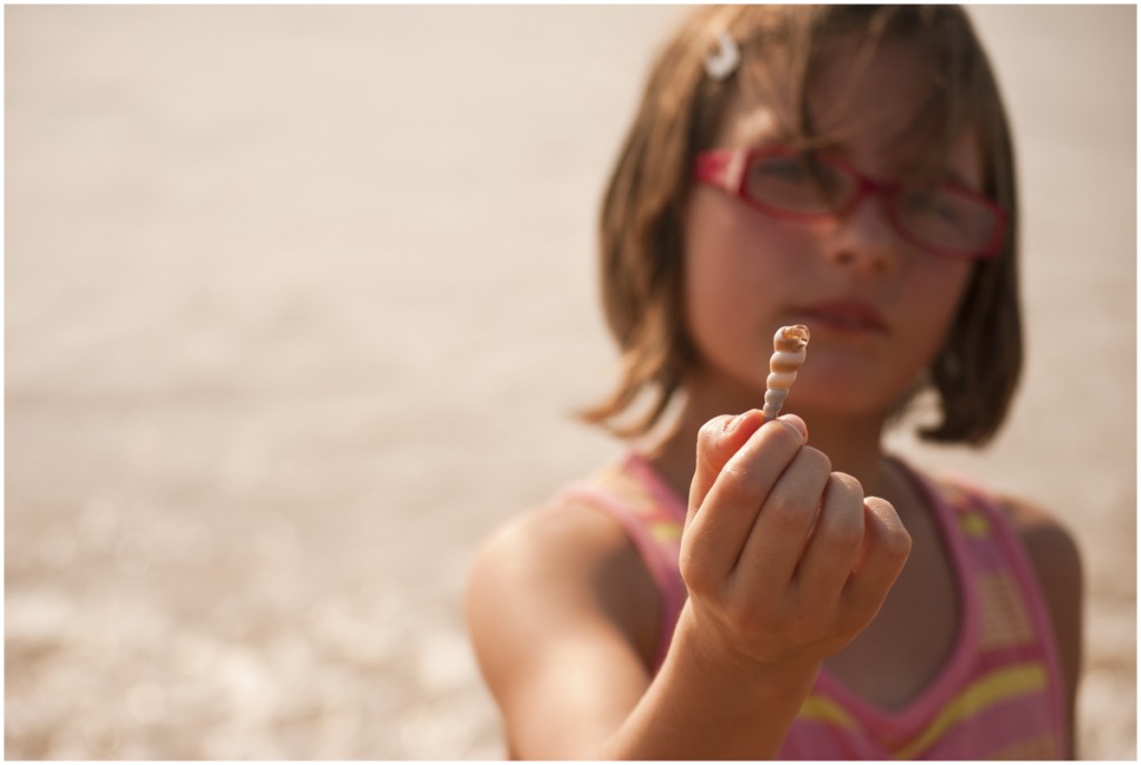 A little girl at the Baga Beach (Goa, India) 