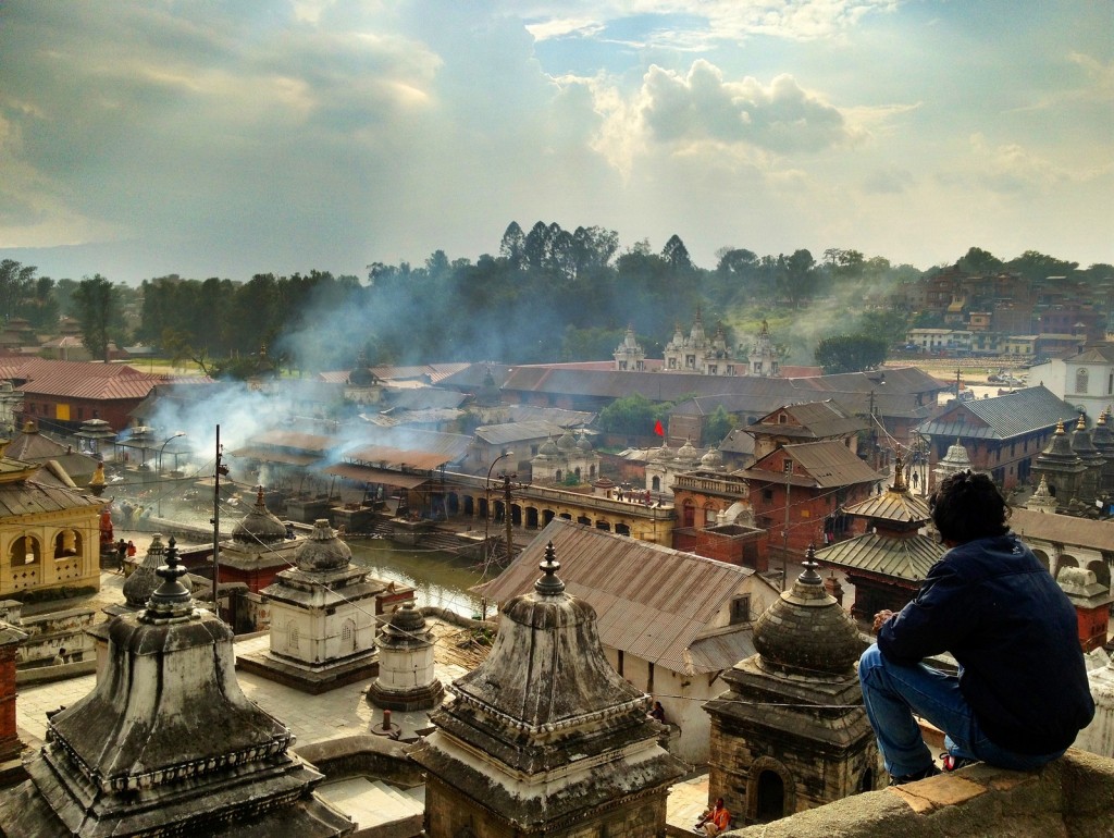 Turista contemplando las estupas de Pashupatinath 