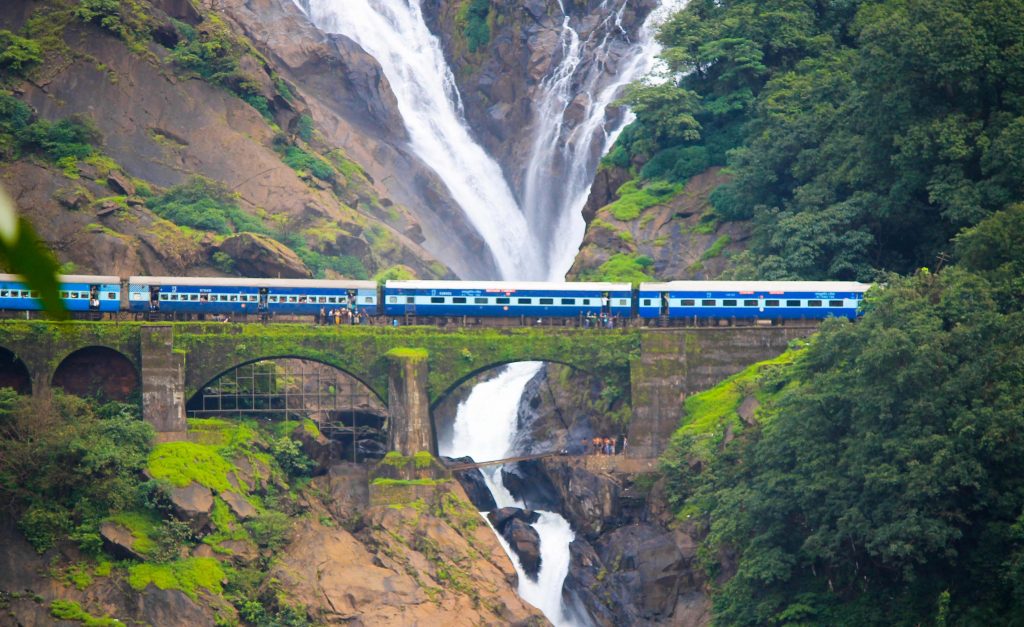 Tren cruzando las Dudhsagar Falls de Goa. 