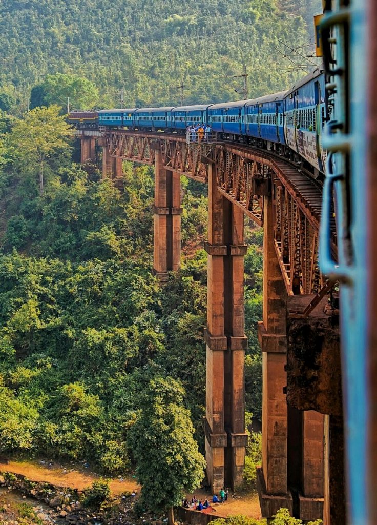 Tren cruzando del estado de Chhattisgarh a Andhra Pradesh 