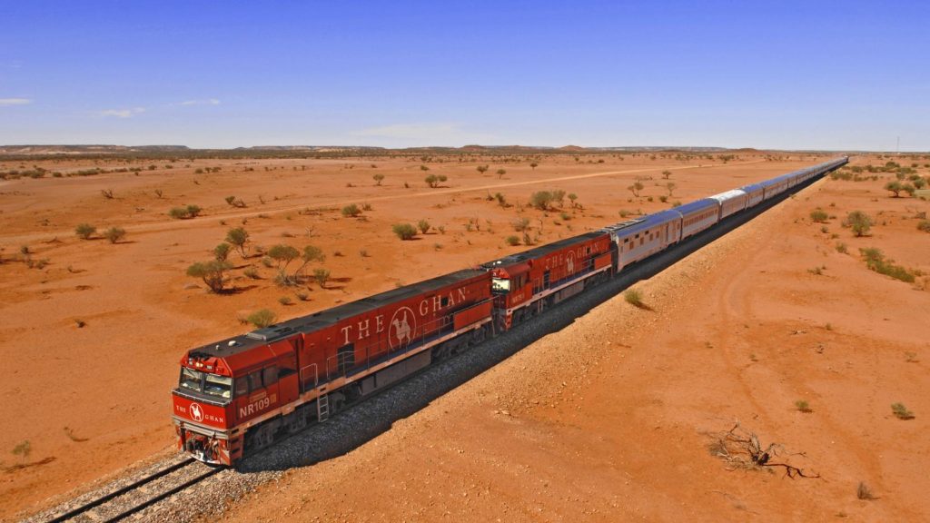 Tren de Palace on Wheels cruzando el desierto de India