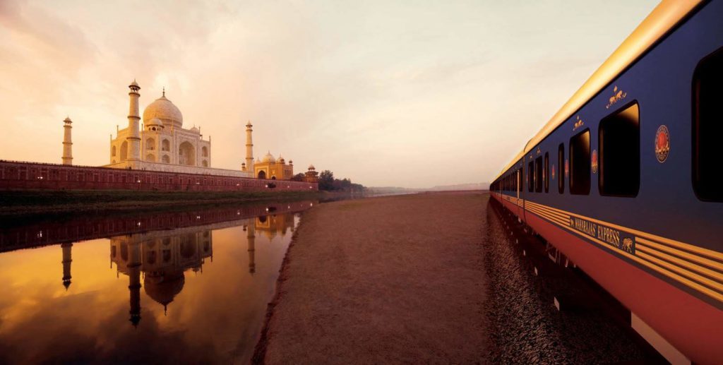 Tren de lujo en India frente al Taj mAHAL AL ATARDECER