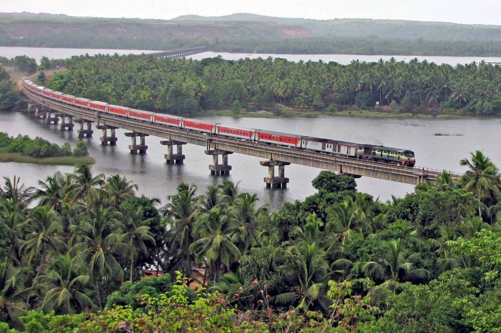 Tren cruza las palmeras y marisma de Kerala.