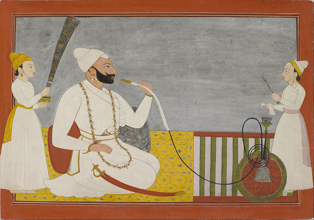 Raja Ajmat Dev de Mankot fumando una hookah