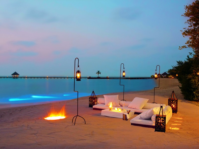 Viaje romántico. Cena romántico a orillas del Índico en Maldivas
