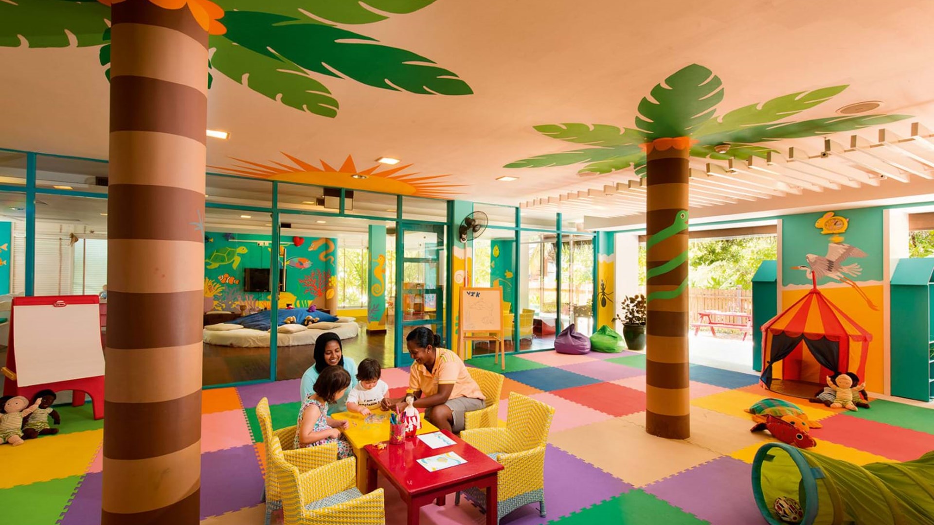 Kids club детский. Kids Club. Constance Halaveli 5* детская площадка. Kids Club at the Hotel.