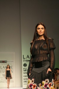 Aanchal Kumar on the ramp at Lakme Fashion Week 2009