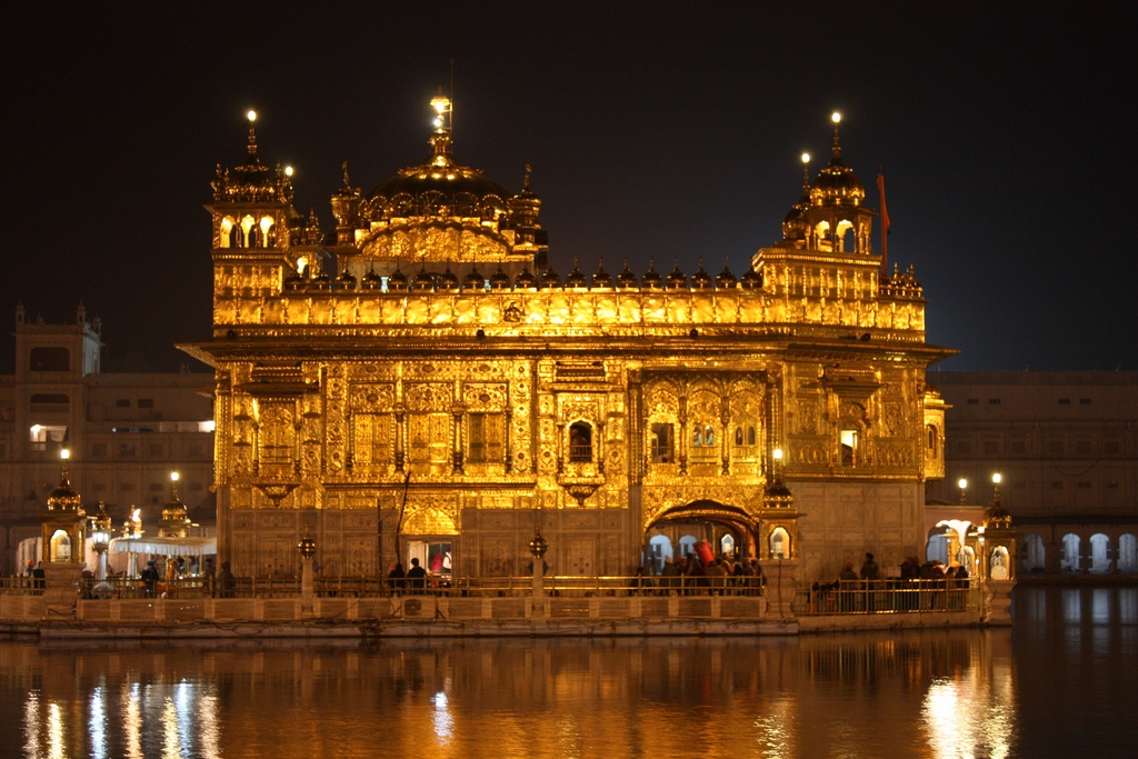 Templo Dorado de Amritsar de noche