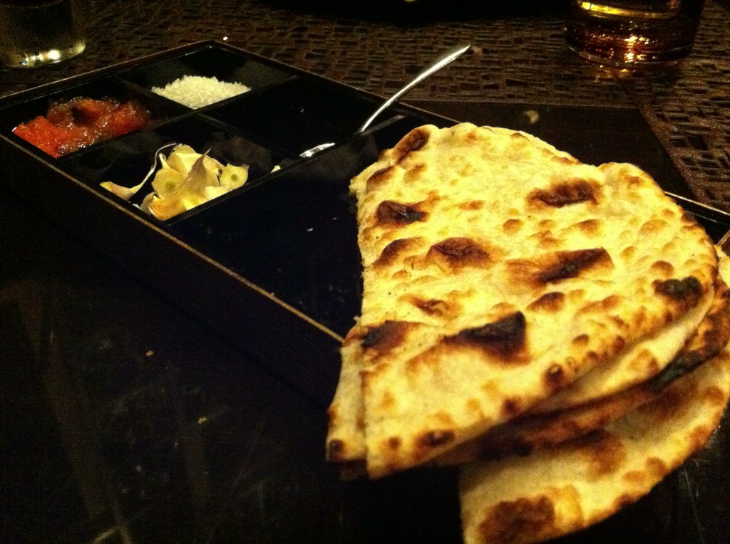 Cocina fusión hispano-india. Naan tumaca en Arola Mumbai