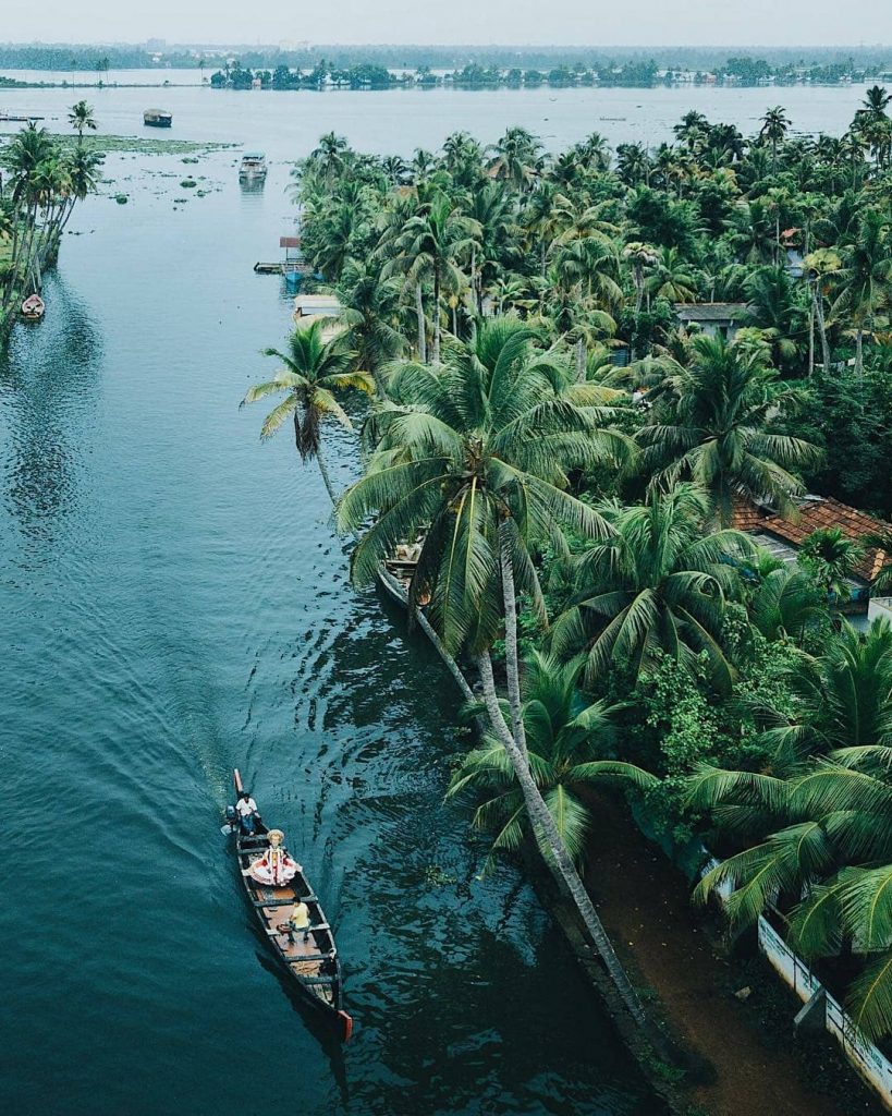 Actor de kathakali en una barca por los backwaters de Kerala 