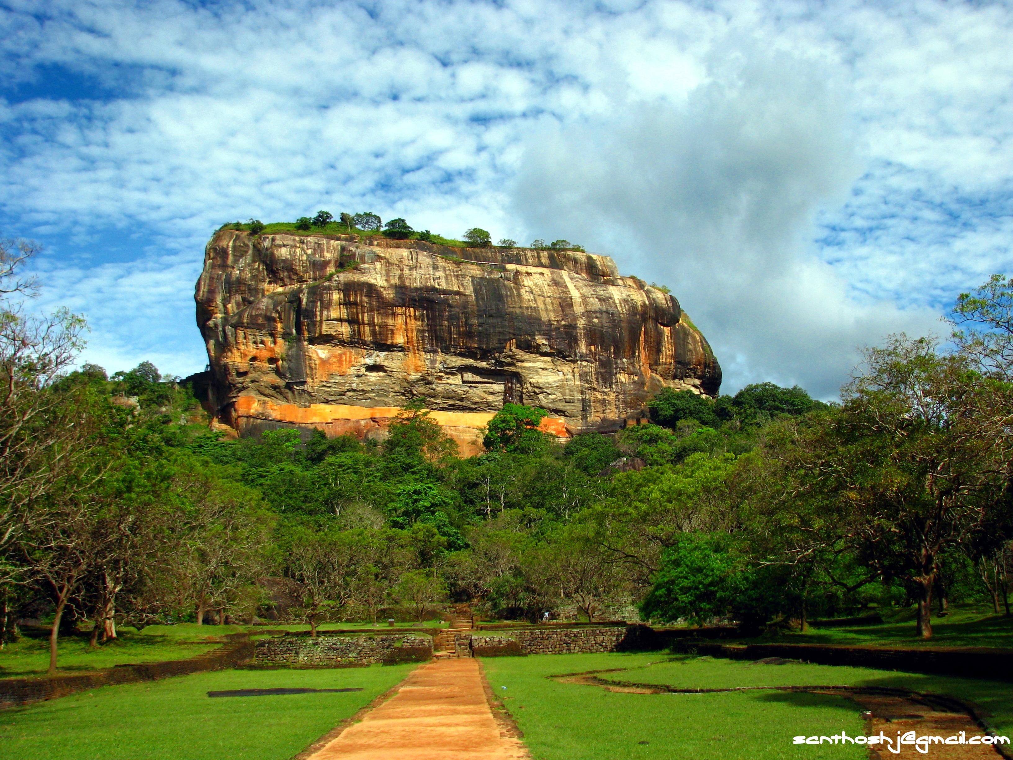 Шри ланка sri sri lanka 5. Львиная гора Сигирия. Скала Сигирия Шри-Ланка. Сигирия Шри-Ланка львиная крепость. Крепость Сигирия — львиная скала.