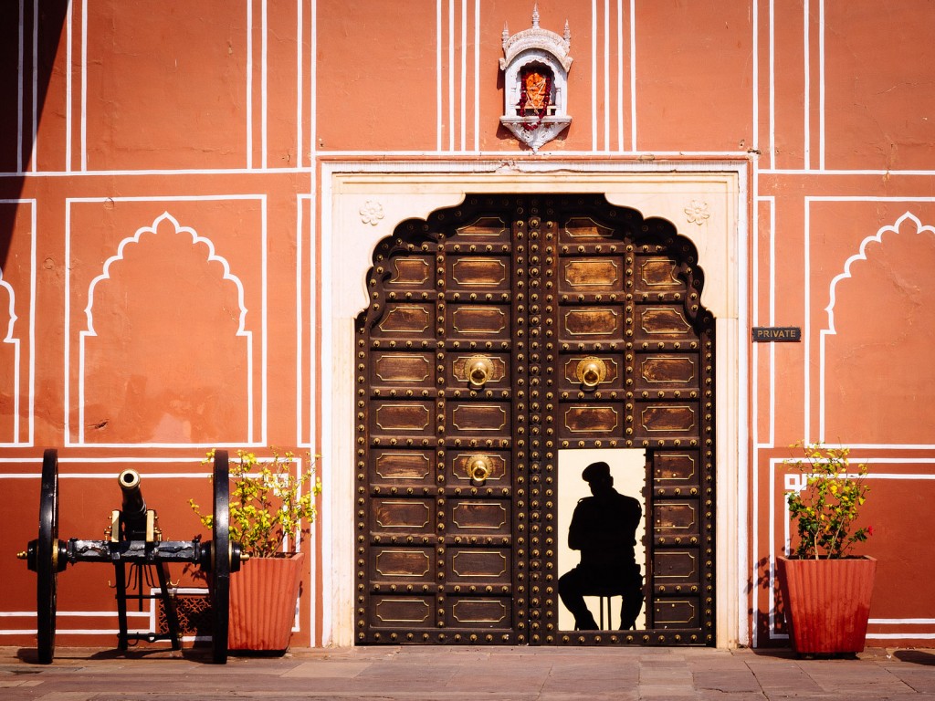 Jaipur, la Ciudad Rosa de la India - Hombre en la puerta del City Palace