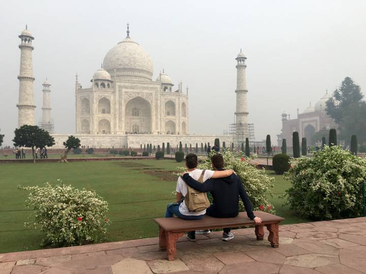Viaje con Sociedad Geográfica de las Indias: Ángel Rozalén y su hermano viendo el Taj Mahal
