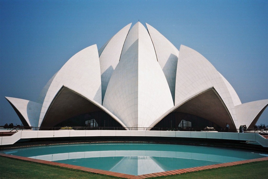 Flor de loto en la India y Templo del Loto en Delhi