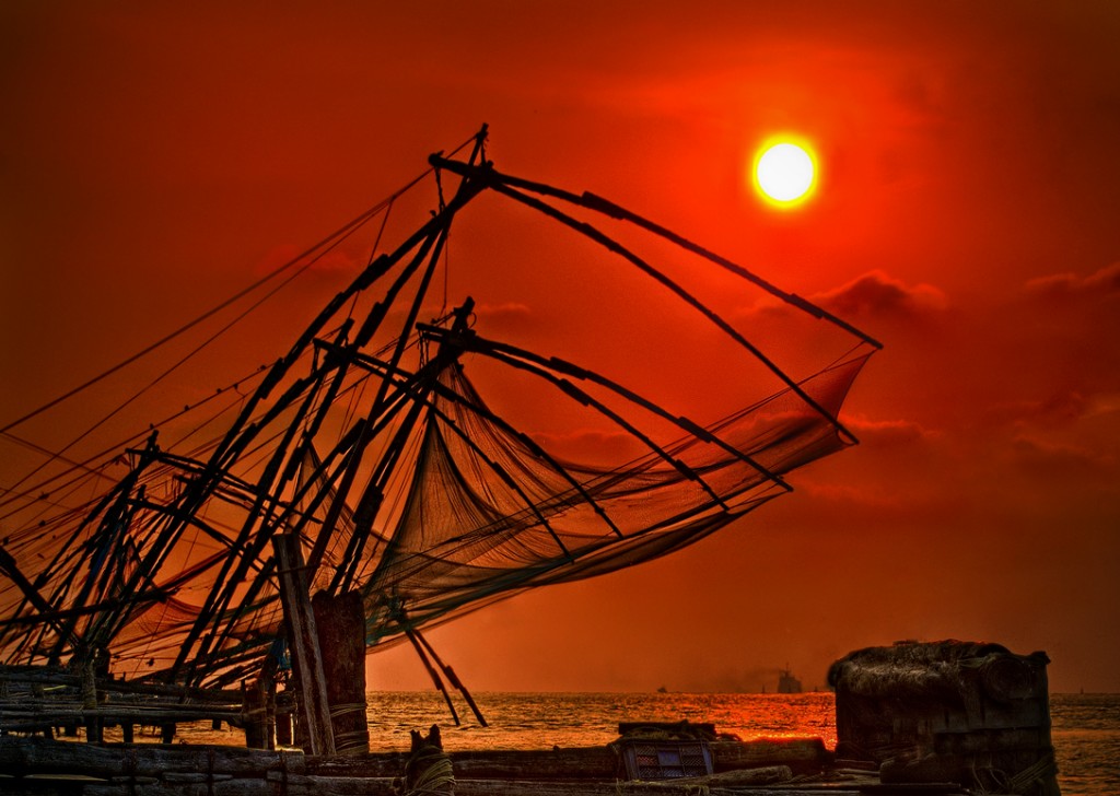 Atardeceres y redes chinas en el puerto de Fort Cochin en Kerala 