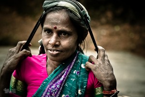 Viajar a Sri Lanka en Semana Santa. Mujer recolectora de té