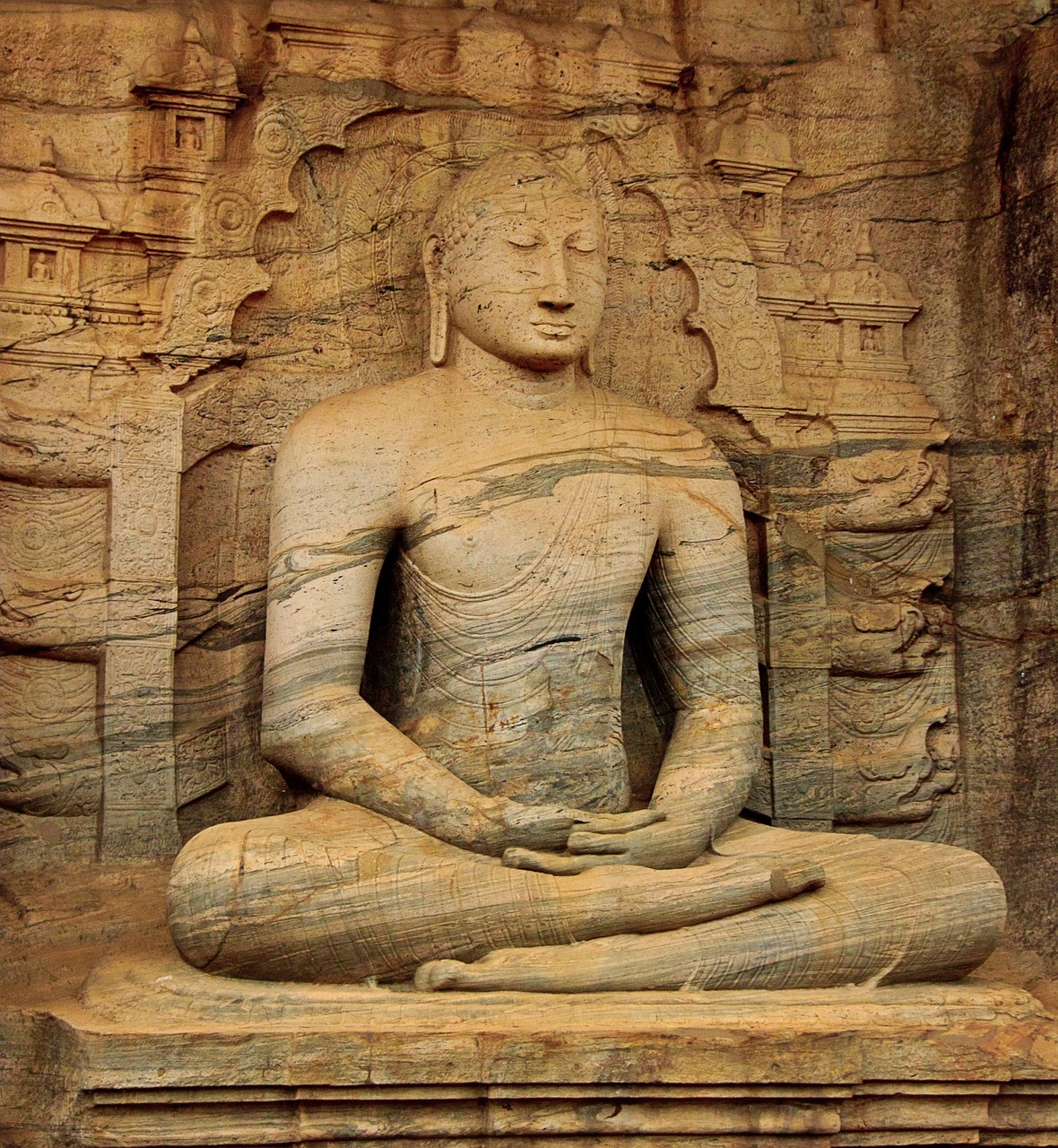 Viajar a Sri Lanka en julio - Escultura de Buda meditando
