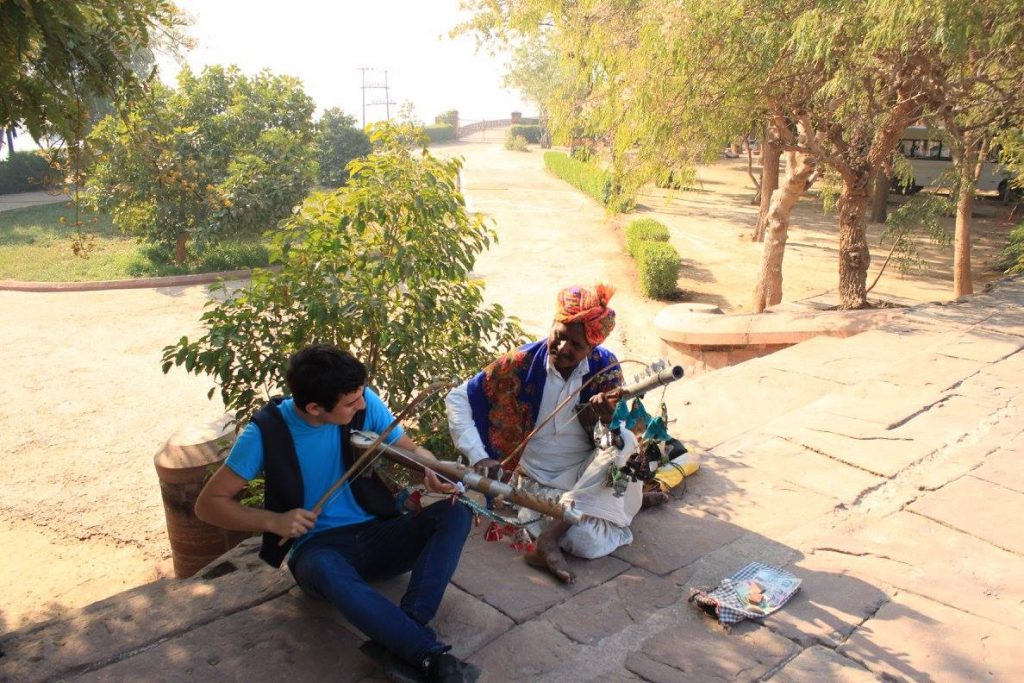 Entrevista a Sociedad Geográfica de las Indias - A young traveller knowing Indian music