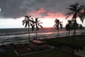 Viajar a Sri Lanka en diciembre - Atardecer desde la terraza de Galle Face Hotel