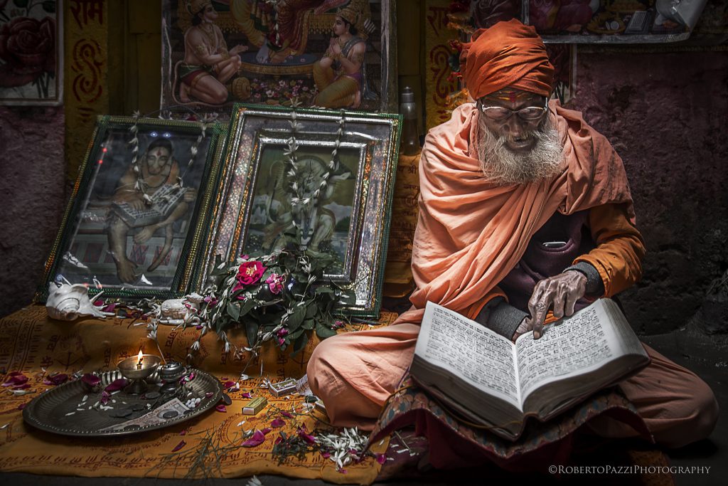 Sadhu leyendo libro en Varanasi