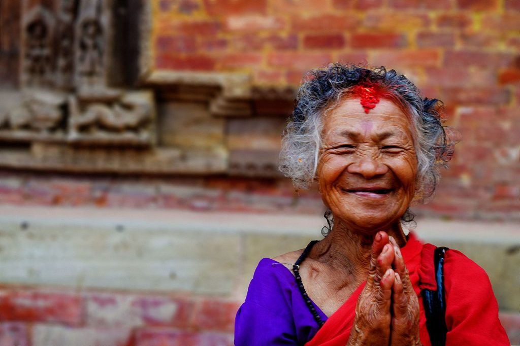 Mujer Nepalí saludando