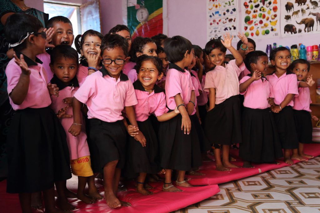 Visitar una ONG en India. Grupo de alumnos de Sonrisas de Bombay 