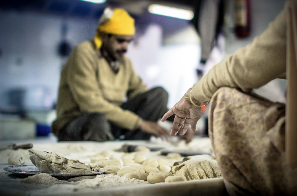 Cocineros sij preparan comida en templo de Delhi - Mejor agencia de viajes a India
