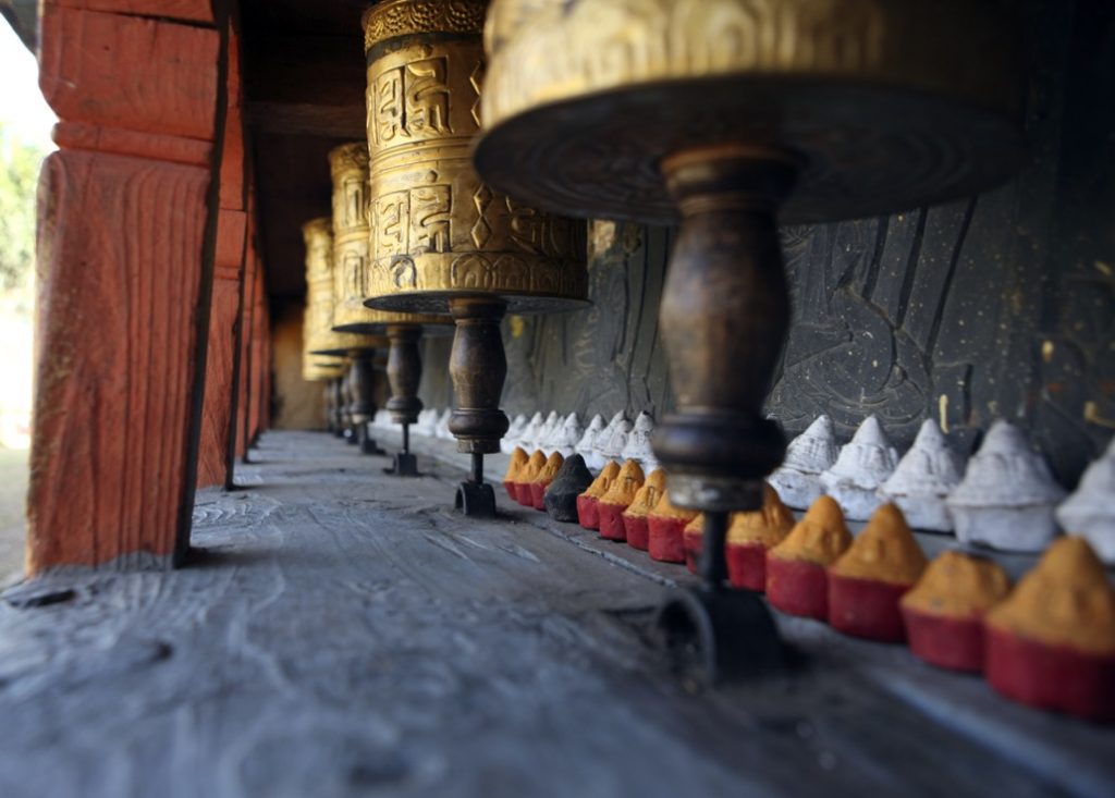 Esculturas doradas en el templo de Changu Narayan en Nepal 