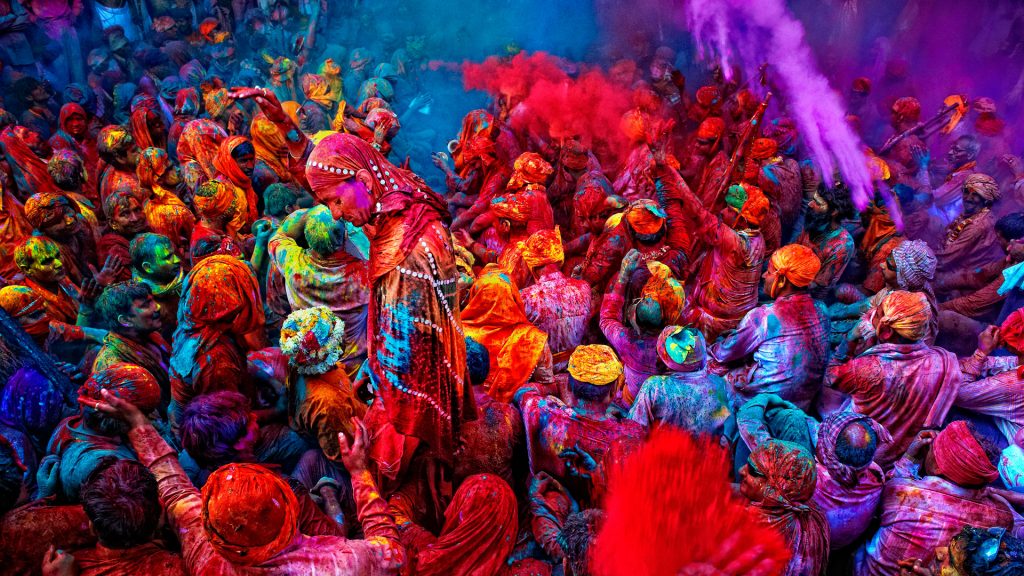 Hombre llenos de colores durante la celebración de Holi en India 