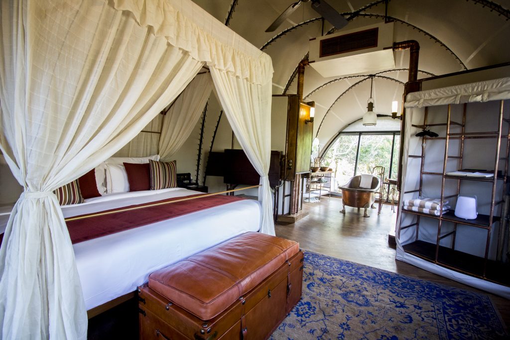 Interior de la suite Panthera de Wild Tented Coast.