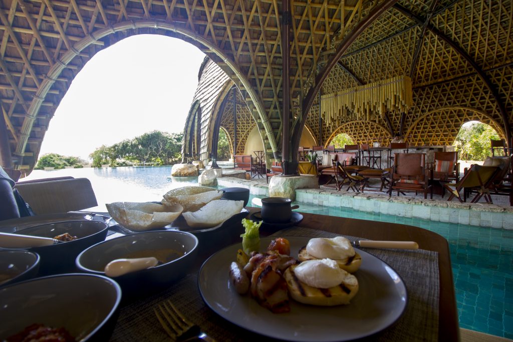 Desayuno en uno de los cocoons de Wild Coast Tented Lodge, Sri Lanka (Glamping)