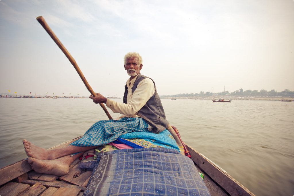 Típico cruce en barca por el río en Kumbh Mela 