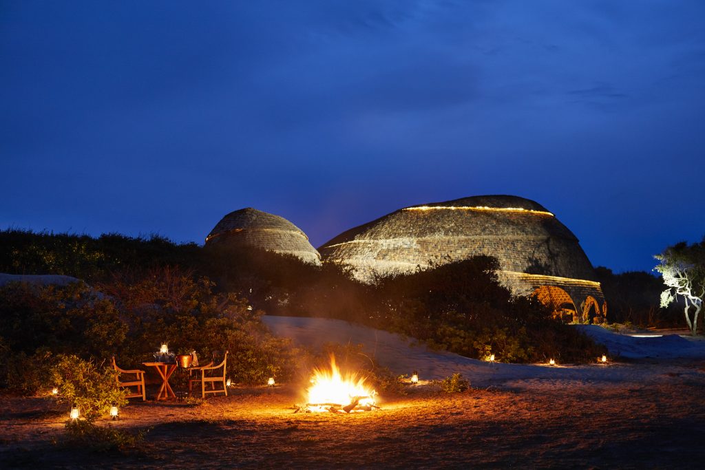 Wild Coast Tented Lodge (Sri Lanka, Glamping). Cena en la playa de noche