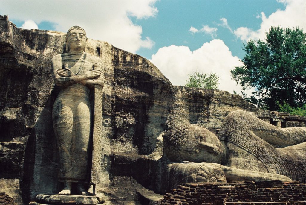 Figuras de Buda en Polonnaruwa en Sri Lanka