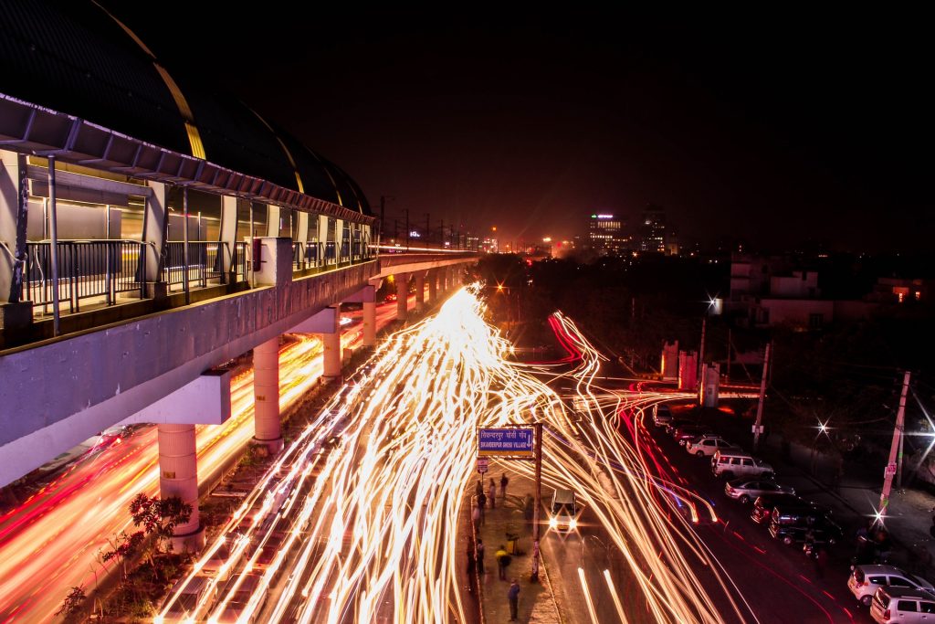 Conducir en India: Estelas de luz del tráfico en India