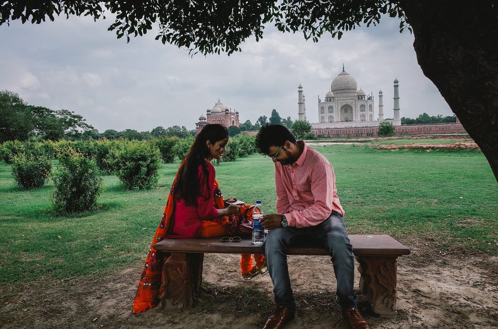 Pareja de enamorados junto al Taj Mahal 