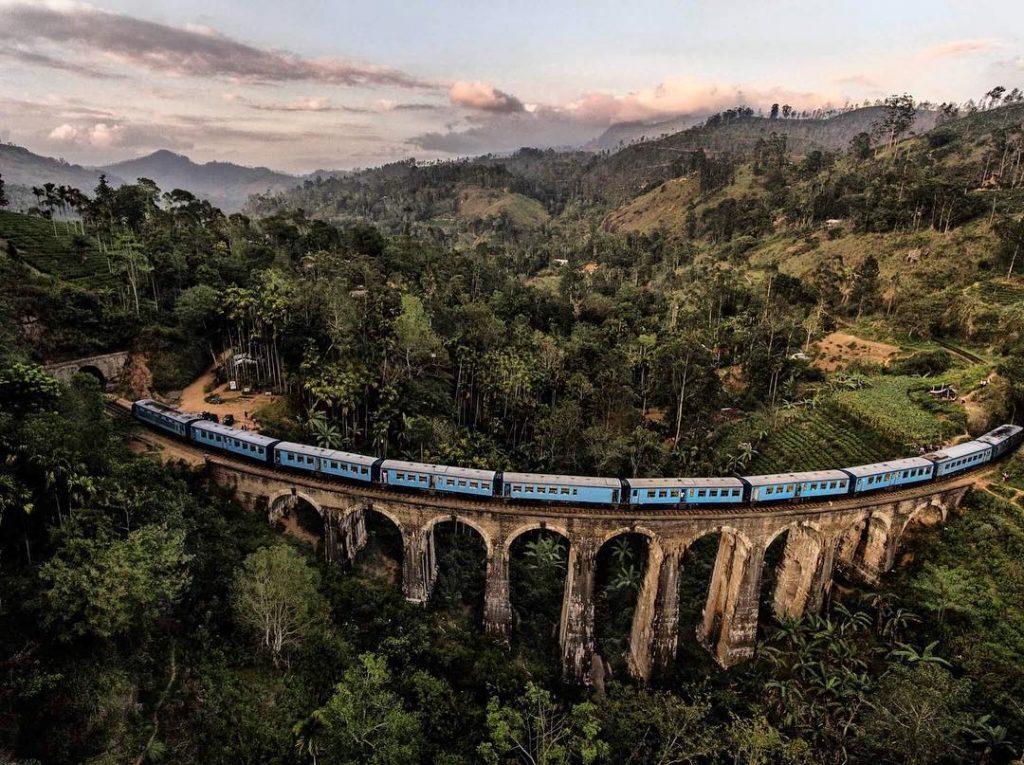 Tren por las plantaciones de té de Nuwara Eliya 