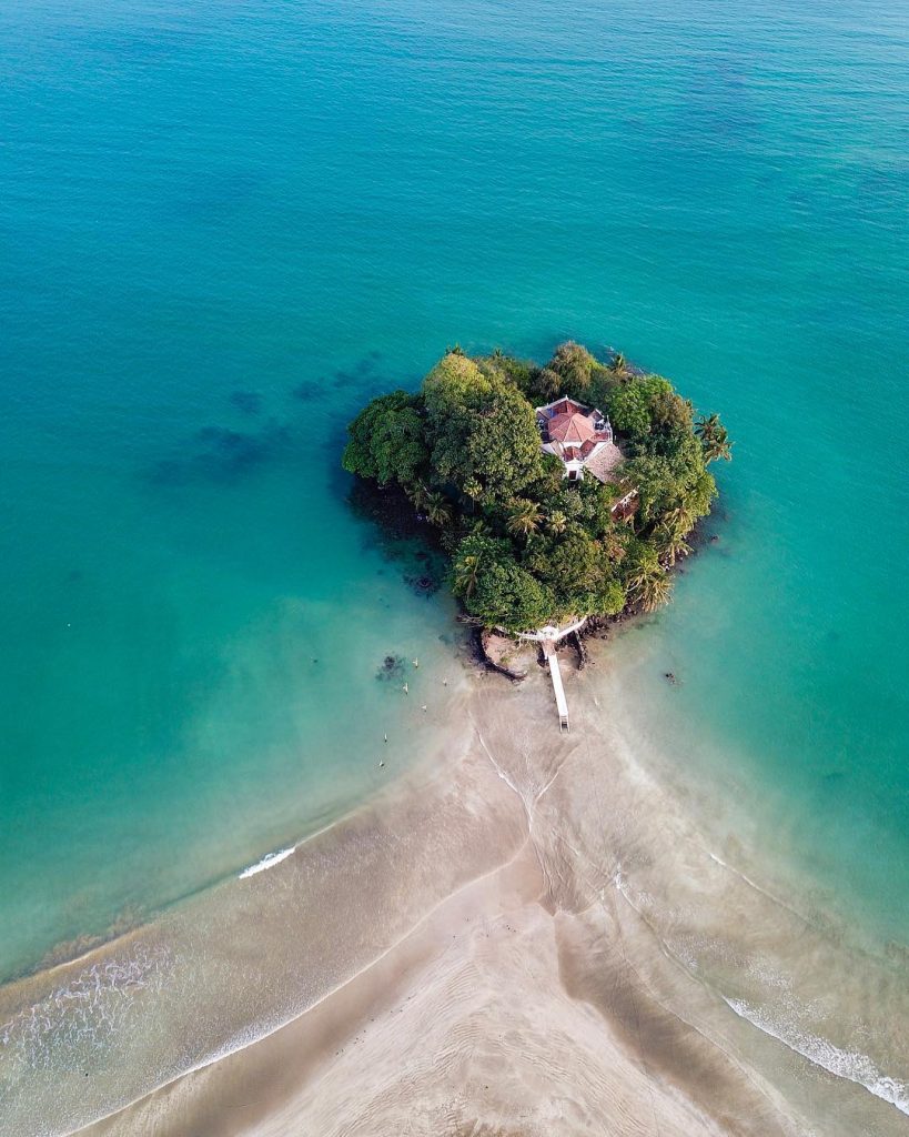 Isla de Taprobane, frente a la costa de Weligama en Sri Lanka 