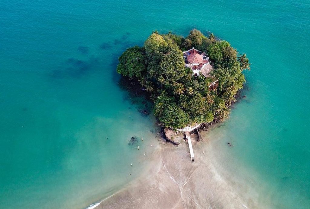 Isla de Taprobane en la costa de Weligama de Sri Lanka 