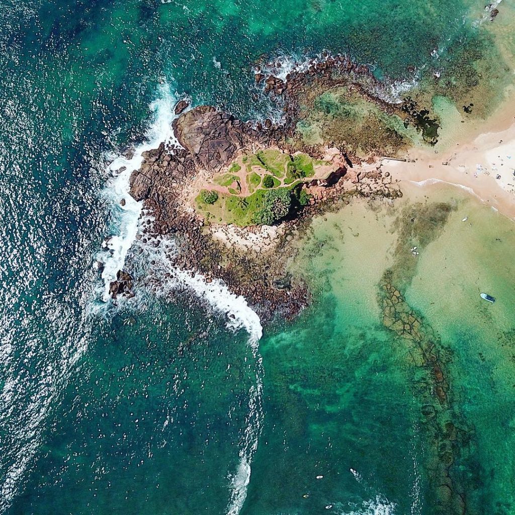 Vista de dron de Mirissa Beach en Sri Lanka. 