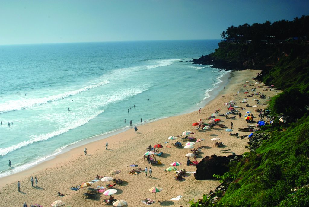 Turistas en la playa de Varkala en Kerala 