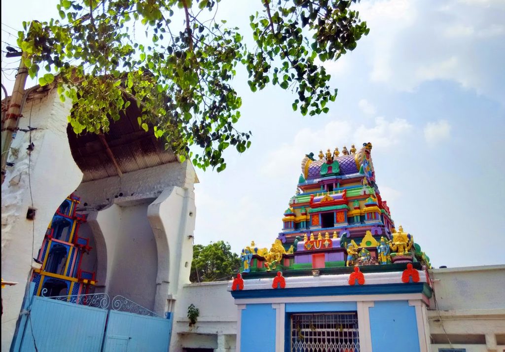 Colores del templo de las visas Balaji en Hyderabad 