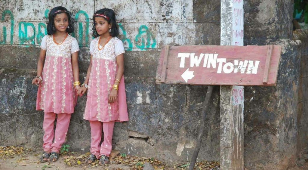 Pareja de gemelas en el Twin Town de Kerala. 